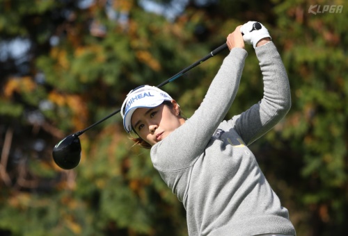 최혜용이 27일 SK네트웍스 무빙데이에서 3타차 선두로 마쳤다. [사진=KLPGA]
