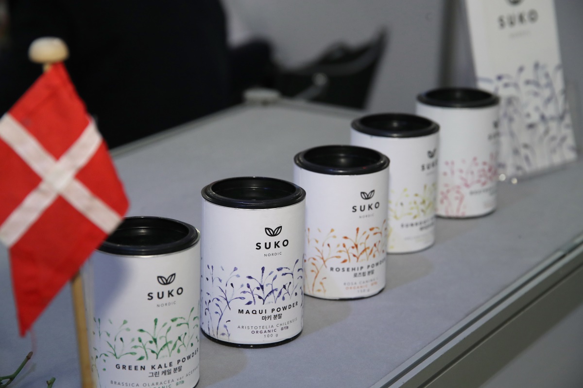 ‘수코노르딕’(SUKO Nordic)의 ‘로즈힙 파우더’와 ‘마키베리 파우더’
