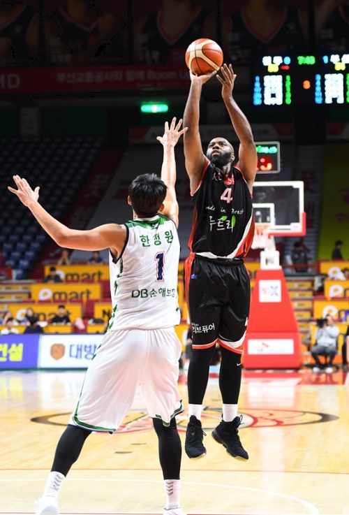 원주DB의 추격을 막아내는 KT 마커스 랜드리. [사진=KBL]