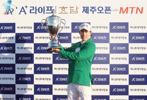 우승 트로피를 들고 포즈를 취한 박효원. [사진=KPGA]