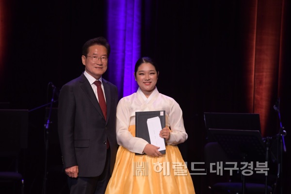 '제6회 영천 아리랑전국경창대회 및 대축제공연' 지난 3~4일 영천시민회관에서 (사)영천아리랑연구보존위원회의 주최로 열렸다. 사진은 최기문 영천시장과 전국경창대회 대상수상자인 조은주씨의 기념 촬영 모습. (영천시 제공)