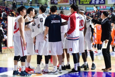 시즌 8승 1패로 단독 선두를 달리고 있는 울산현대모비스의 선수들. [사진=KBL]