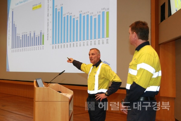 호주 BSL제철사 소속 안전보건 전문가가 연단에서 안전 관리 강연을 진행하고 있다. (포항제철소 제공)