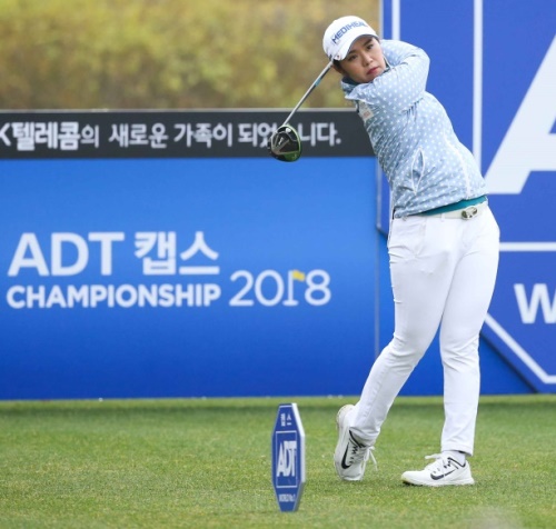 최혜용이 9일 ADT캡스 첫날 5언더파를 치면서 단독 선두로 나섰다. [사진=KLPGA]