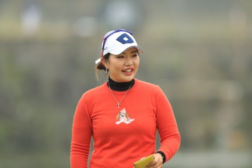황아름이  9일 이토엔레이디스 첫날 선두에 한 타차 2위에 올랐다.