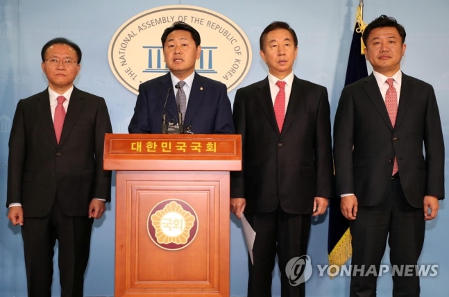 자유한국당 김성태 원내대표(왼쪽에서 세 번째)와 바른미래당 김관영 원내대표(왼쪽에서 두 번째)가 기자회견에 임하고 있다(사진=연합뉴스 제공)