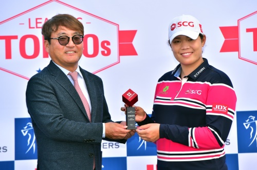 에리야 주타누간(오른쪽)이 리더스 코스메틱의 김진구 대표이사로부터 트로피를 수여받고 있다. [사진=Gabe Roux, LPGA]