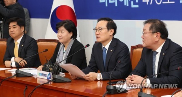 홍영표 더불어민주당 원내대표(왼쪽에서 세 번째)가 야당에 대해 '보이콧 중독증'이라고 비판했다.(사진=연합뉴스)