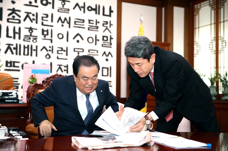 이강덕 포항시장이  문희상 국회의장을 만나 내년도 국비확보를 위해  설명하고 있다.(포항시 제공)