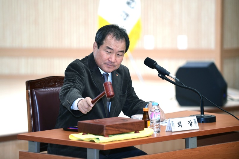 김충섭 김천시 체육회장이 (시장)이 체육회 대의원 총회를 주재하고 있다.(김천시 제공)