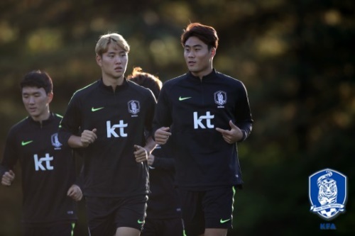 우즈베키스탄 전에서 벤투 호 첫 선발 출전의 기회를 얻은 정승현(왼쪽). [사진=대한축구협회]