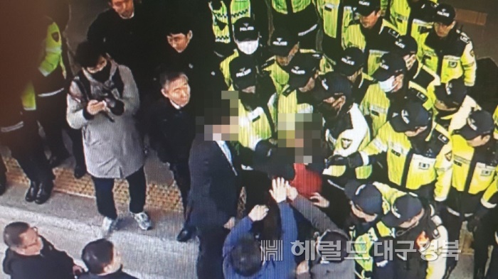 민주노총 경북지부 노조원 A(58)씨가 김천시청 공무원 B(37) 씨 얼굴을 2차례 때렸다.사진은 당시 현장 모습. (김천시 제공)