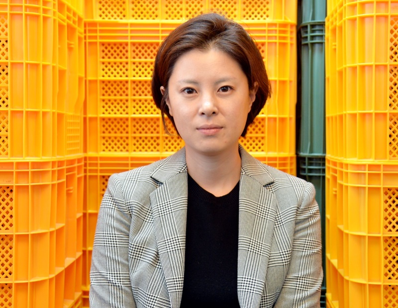 민금채 지구인컴퍼니 대표. 사무실 한 편에는 못난이 농산물로 만든 과일즙이 담은 플라스틱 상자가 가득했다. [사진=윤병찬 기자/yoon4698@heraldcorp.com]