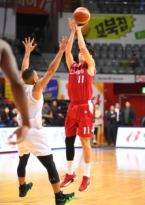 23일 KCC와의 경기에 나선 허일영이 3점슛을 시도하고 있다. [사진=KBL]