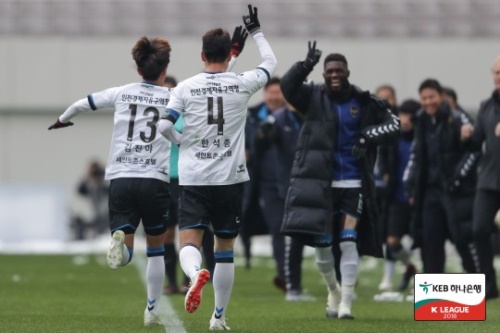 선제결승 골을 성공시킨 한석종과 이에 기뻐하는 인천의 선수들. [사진=한국프로축구연맹]