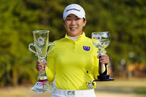 신지애가 25일 투어챔피언십리코컵에서 우승하면서 메르세데스 포인트 대상도 함께 받았다.