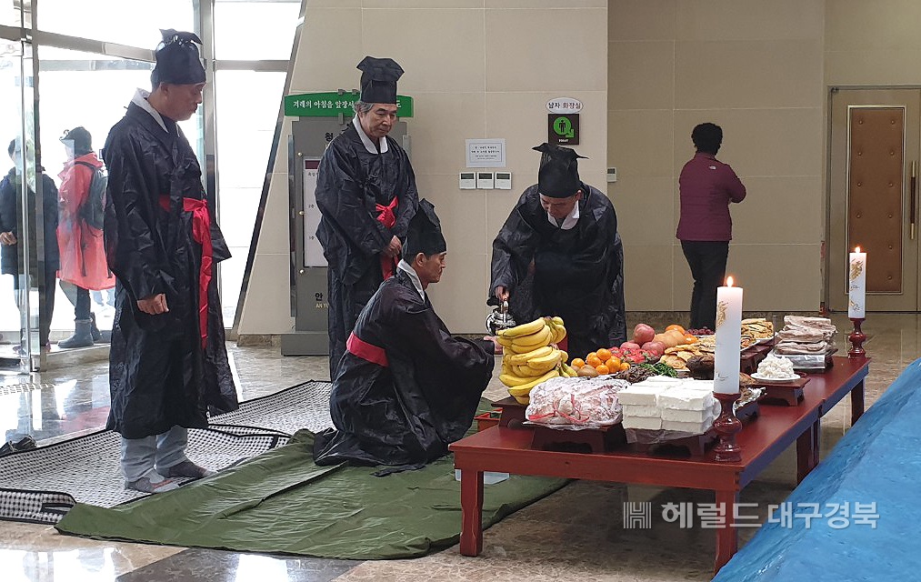 독도폭격 어민희생자 합동 위령제에서 초헌관인 전경중 푸독회장이 헌작하고 있다.(푸른울릉독도가꾸기회 제공)
