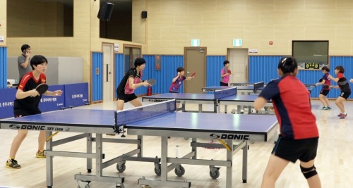 근화여중·고 체육관에서　선수들이　훈련하는　모습．　이　체육관은　올해　대대적인　개보수를　해　훈련에　좋은　여건을　마련했다．[사진－박건태　기자］