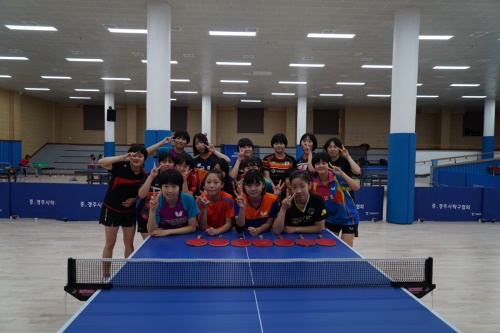 한국에서　가장　오래된　학교탁구팀인　근화여중·고　탁구부　선수들이　포즈를　취했다．［사진－박건태　기자］　