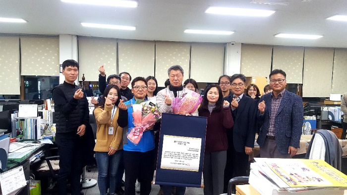 왼쪽 앞줄 세번째부터 김민성 의성군청공무원노조 위원장. 김철년 일자리경제교통과장(의성군 제공)