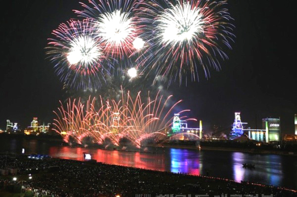 지난 25일부터 29일까지 영일대해수욕장 일원에서 열린 ‘2018 포항국제불빛축제’에 184만명의 관람객이 다녀가 대성황을 거뒀다.사진은 포항국제불빛축제 에서 한국환화 불꽃쇼(포항시 제공)