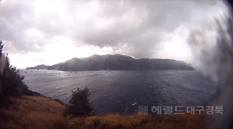 7일 오후 죽도에서 바라본 울릉도 본섬앞에 중국배들이 피항하고 있다.(울릉군청 홈페이지 동영상 캡쳐)