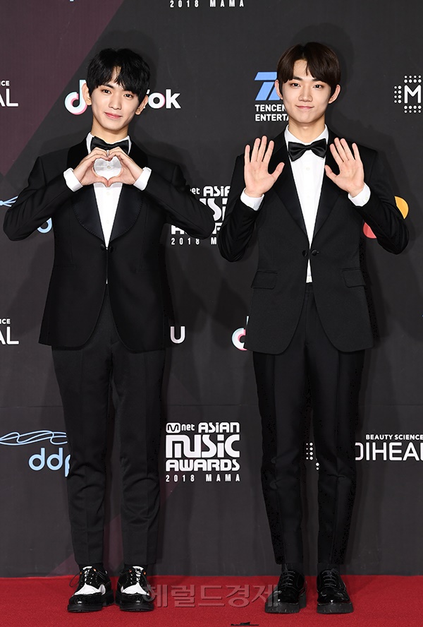 10일 오후 서울 중구 동대문디자인플라자(DDP)에서 ‘2018 MAMA PREMIERE in KOREA’에 참석한 그룹 형섭X의웅이 포즈를 취하고 있다.