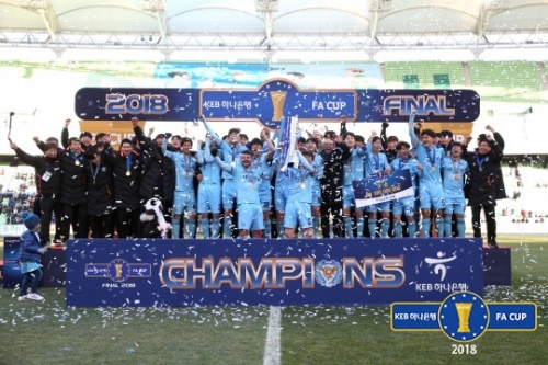 FA컵 우승컵을 들어 올린 대구FC. 이제 아시아 무대에서 입증할 일만 남았다. [사진=대한축구협회]