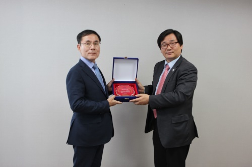 지난 10일 제1회 이용자보호대상 상패를 전달받은 케이토토 김철수 대표이사. [사진=케이토토]
