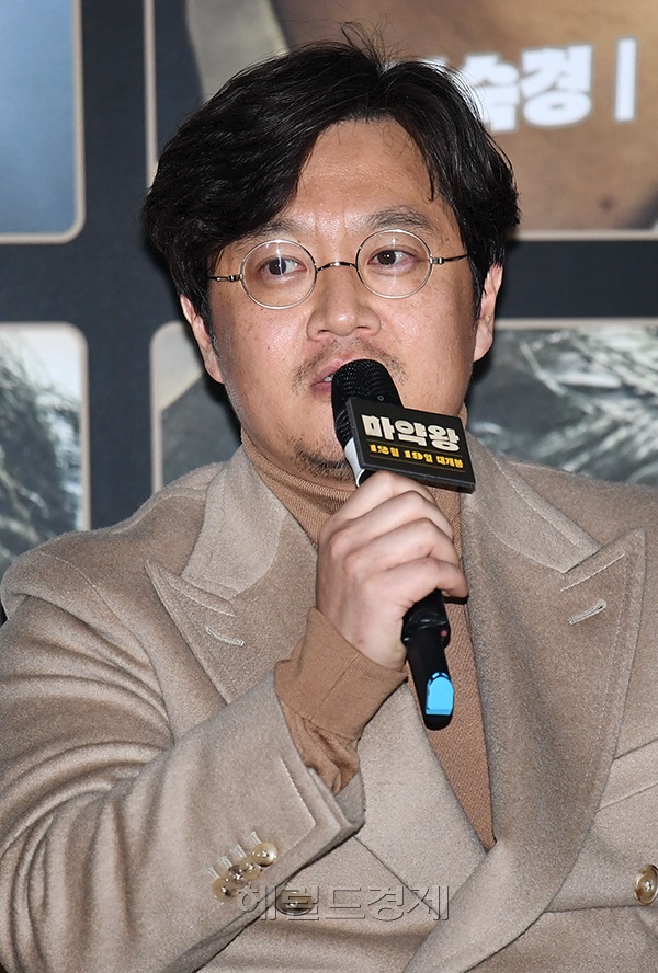 우민호 감독이 14일 오후 서울 용신구 CGV용산아이파크몰점에서 진행된 '마약왕' 언론시사회 및 기자감담회에 참석해 질문에 답하고 있다.