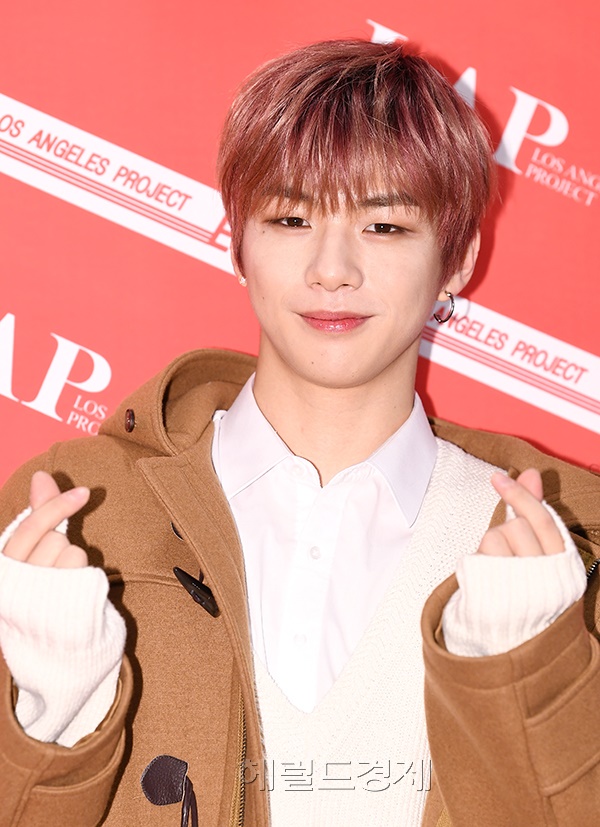 17일 오후 서울 강남구 슈피겐홀에서 패션브랜드 랩코리아 전속모델' 강다니엘 팬사인회'에 참석한 강다니엘이 포즈를 취하고 있다.
