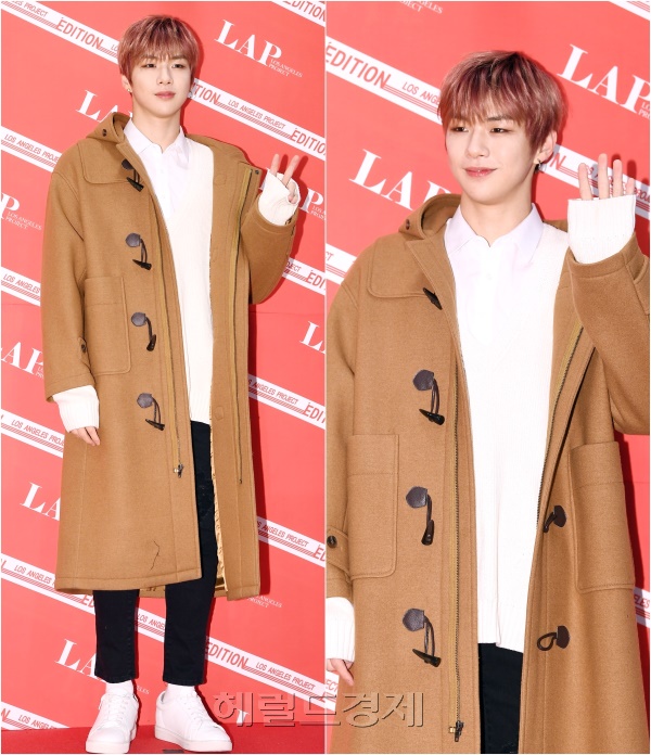 그룹 워너원 강다니엘이 지난 17일 오후 서울 강남구 슈피겐홀에서 진행된 패션브랜드 랩코리아 전속모델 '강다니엘 팬사인회' 참석해 포즈를 취하고 있다.