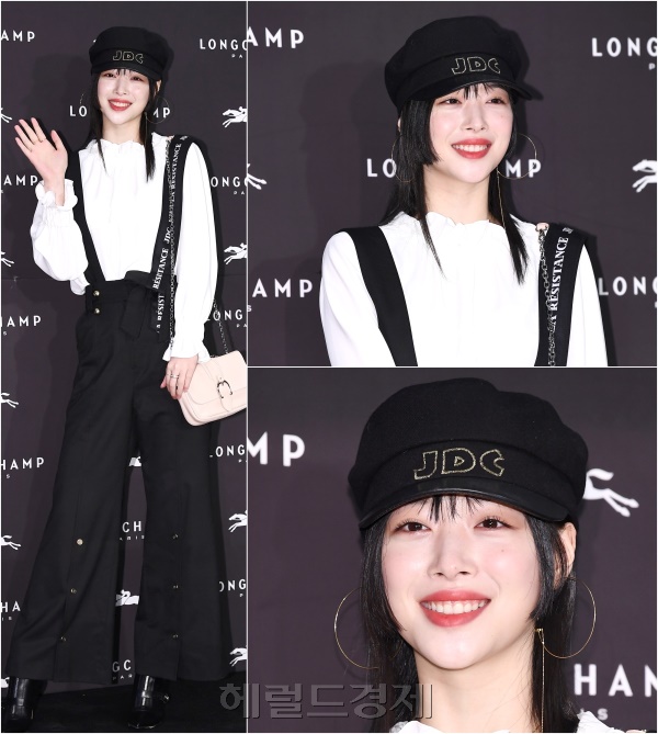 방송인 설리가 지난 21일 오후 서울 송파구 롯데백화점 잠실점에서 열린 '롱샴' 부띠끄 오픈 기념 행사에 참석해 포즈를 취하고 있다.