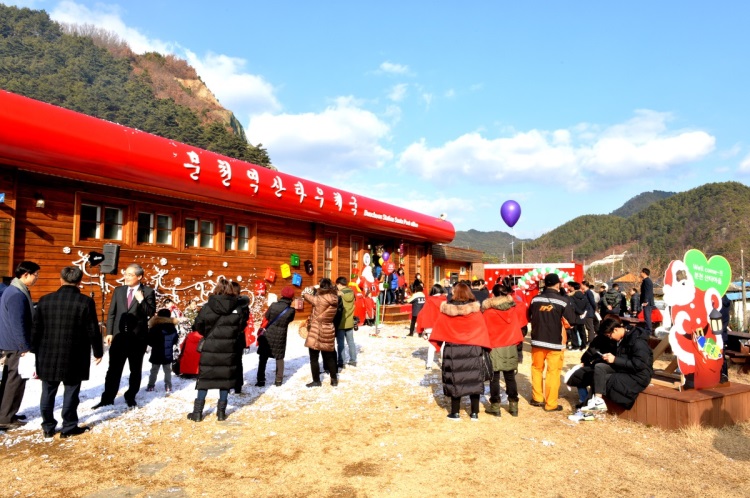 관광객들이 직접 소망의 편지를 보낼 수 있는 올해 새로생긴 산타우체국  모습(봉화군 제공)