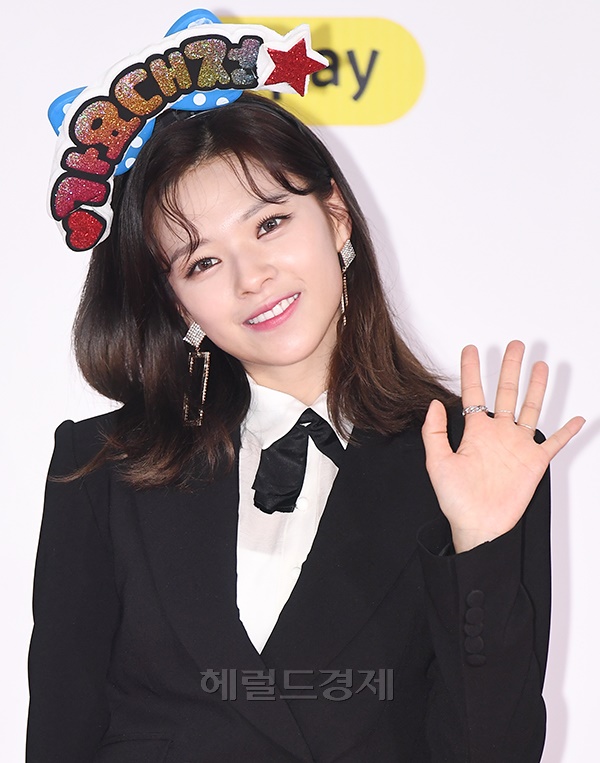 그룹 트와이스가 25일 오후 서울 구로구 고척스카이돔에서 진행된 ‘2018 SBS 가요대전’에 참석해 포즈를 취하고 있다.