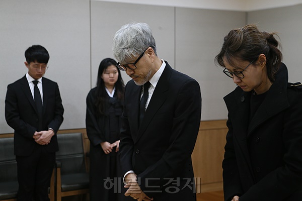 28일 오후 봄여름가을겨울 멤버 김종진과 아내 이승신이 故 전태관 빈소를 찾아 조문하고 있다.
