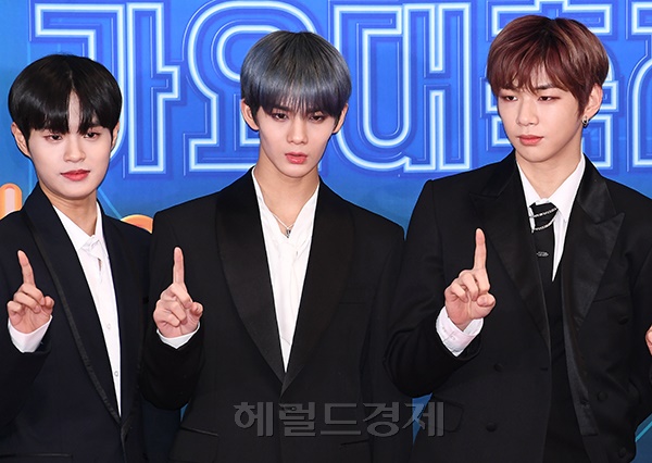 그룹 워너원이 28일 오후 서울 영등포구 KBS홀에서 열린 '2018 KBS 가요대축제'에 참석해 포즈를 취하고 있다.