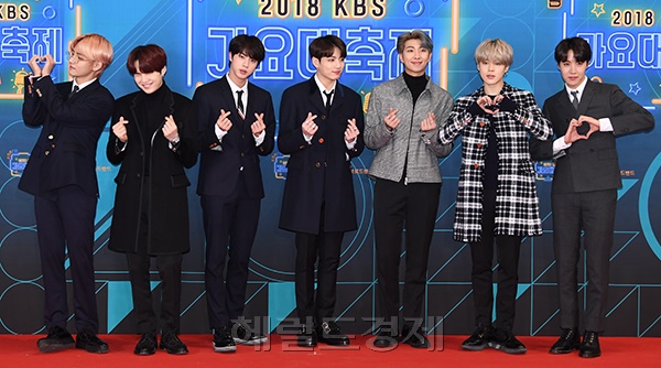 그룹 방탄소년단이 28일 오후 서울 영등포구 KBS홀에서 열린 '2018 KBS 가요대축제'에 참석해 포즈를 취하고 있다.