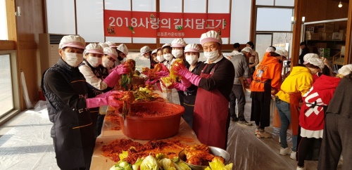 골프존카운티 청통이 사랑의 김치담그기 행사를 여는 등 연말연시 사회 봉사에 나섰다.