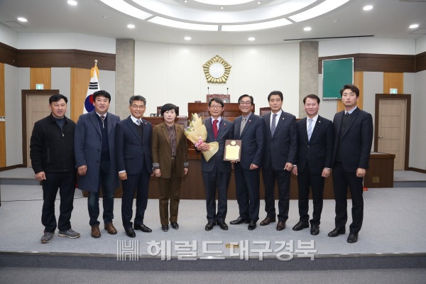 칠곡군의회 김세균 의원이 '2018 경북도 의정봉사대상'을 수상했다.  (칠곡군 의회 제공)