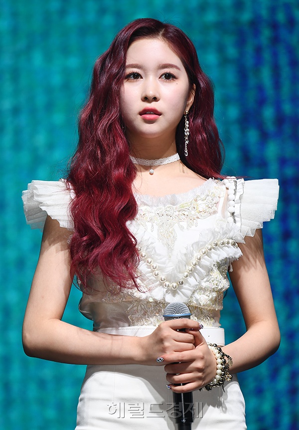 걸그룹 우주소녀가 8일 오후 서울 광진구 예스24 라이브홀에서 열린 미니앨범 ‘WJ STAY?’(우주 스테이?) 발매 기념 쇼케이스에서 포즈를 취하고 있다.