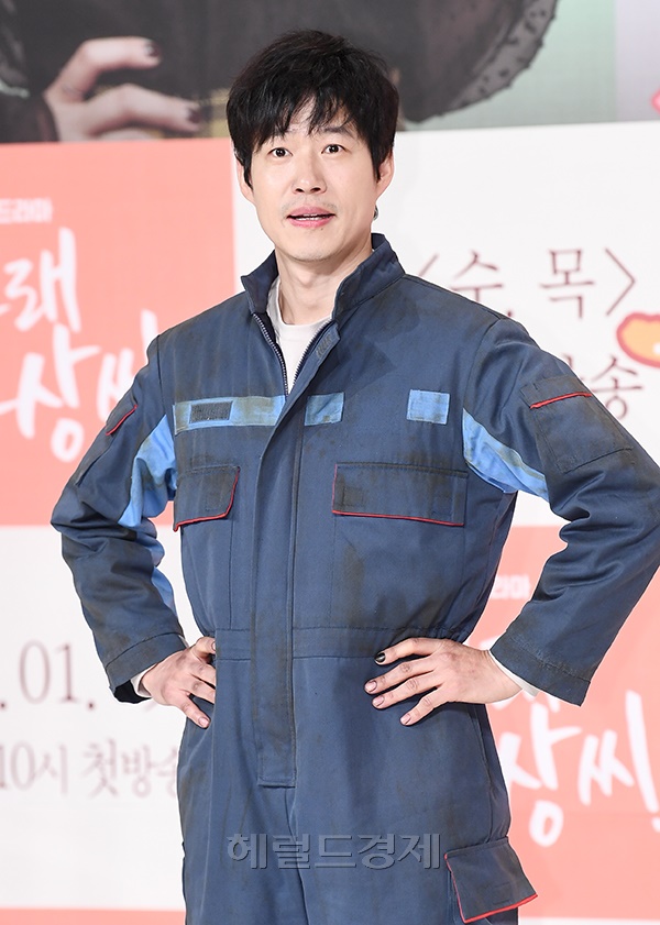 배우 유준상이 9일 오전 서울 영등포구 타임스퀘어 아모리스홀에서 열린 드라마 '왜그래 풍상씨' 제작발표회에 참석해 포즈를 취하고 있다.