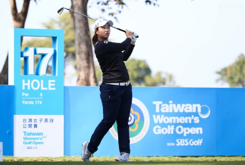 박채윤이 17번 홀에서 티샷하고 있다. [사진=KLPGA]