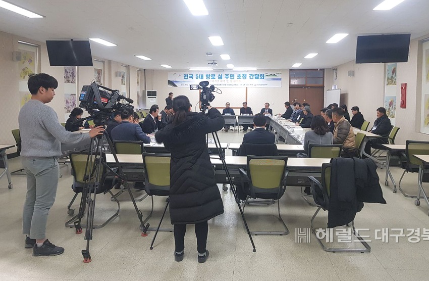 울릉도와 추자도 등 전국 5대 항로 섬 주민들이 최근  목포대 목포캠퍼스 2층 대회의실에서 모임을 갖고 여객선 문제와 섬 활성화 방안에 대해 논의했다.(전국 섬 주민 협의회 제공)