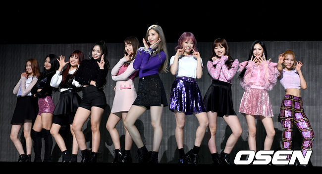 걸그룹 체리블렛이 21일 오후 서울 광장동 예스24 라이브홀에서 데뷔 첫 싱글 앨범 ‘렛츠 플레이 체리블렛(Let’s Play Cherry Bullet)’ 쇼케이스를 열었다.체