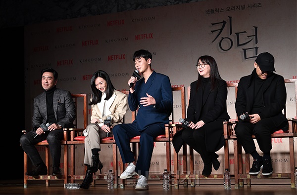 배우 배두나가 21일 오후 서울 강남구 인터컨티넨탈 호텔에서 열린 '킹덤' 제작발표회에 참석해 질문에 답하고 있다.