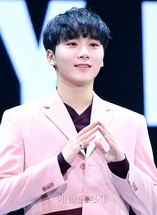 그룹 세븐틴이 21일 오후 서울 송파구 올림픽홀에서 열린 여섯 번째 미니앨범 ‘YOU MADE MY DAWN(유 메이드 마이 던)’ 쇼케이스에 참석해 포즈를 취하고 있다.