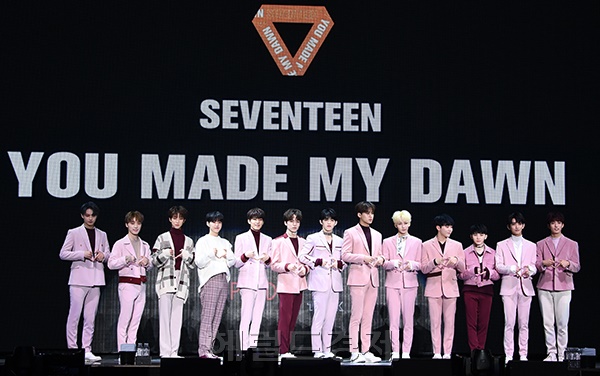 그룹 세븐틴이 21일 오후 서울 송파구 올림픽홀에서 열린 여섯 번째 미니앨범 ‘YOU MADE MY DAWN(유 메이드 마이 던)’ 쇼케이스에 참석해 포즈를 취하고 있다.
