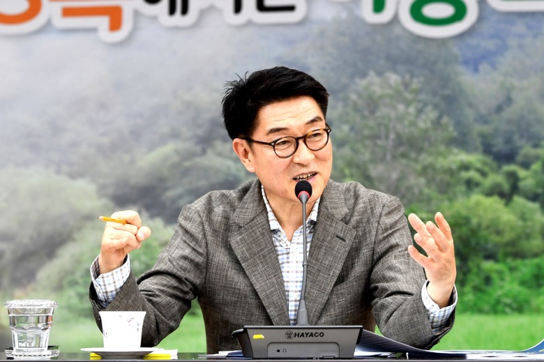 장욱현 영주시장이 2019년 첫 업무보고를 주재하고 있다.(영주시 제공)