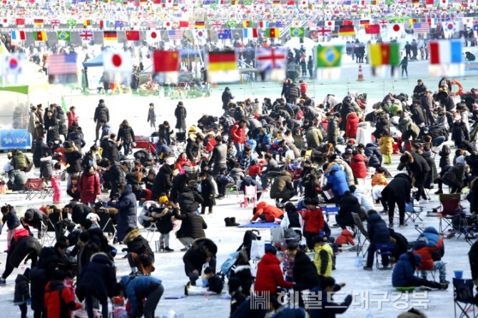 안동 암산얼음축제장에 많은 관광객들이 찾아왔다.(안동시 제공)